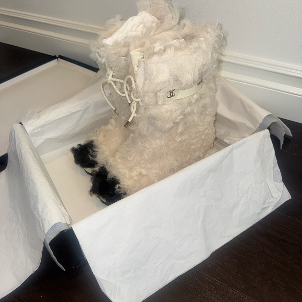 NWT CHANEL Interlocking CC Shearling 2021 Boots - Picture 2 of 12